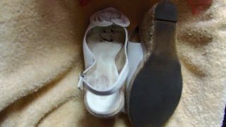 Éjaculation sur les chaussures de ma belle-mère 4