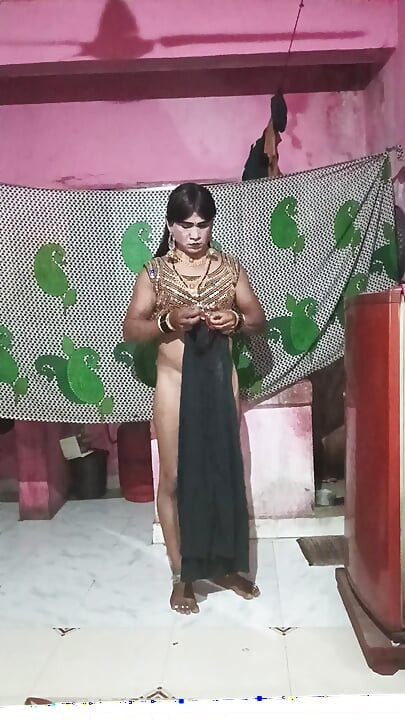 Madhuri bhabhi apni gand me do egg dalikali sari pehenkar
