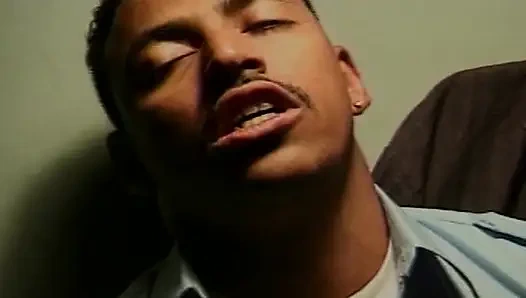 Заманчивая крошка-блондинка трахает возбужденного охранника до камшота на лицо