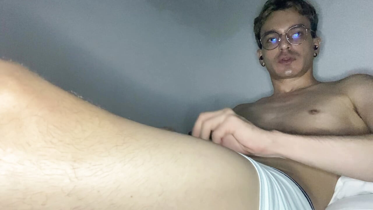 ŽENSKI TWINK SE IGRA S NJEGOVOM PIČKOM I DILDOM