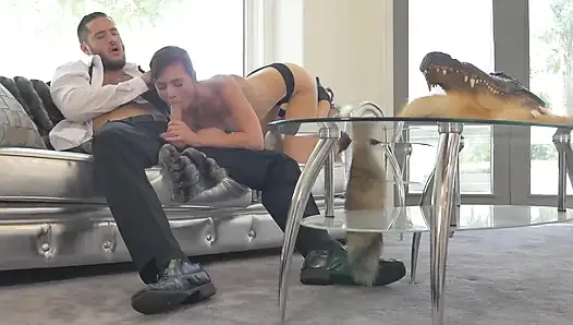 Azgın esmer hatun büyük bir yarağı amcığının derinliklerine alıyor