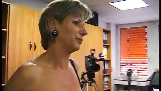 Wanita dewasa terangsang disetubuhi dari belakang di casting