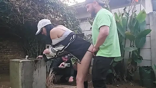 Fick meine frau auf dem brunnen, damit die nachbarn zuschauen können