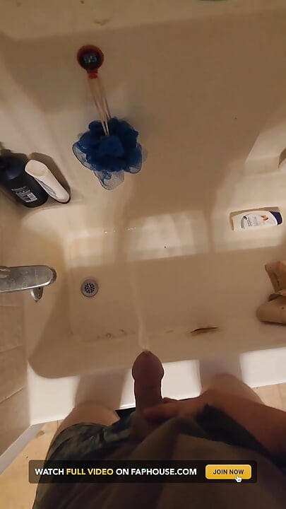 Писаю у ванну.