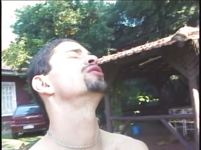 Rubia transexual con lencería follada por el culo al aire libre por amante masculino