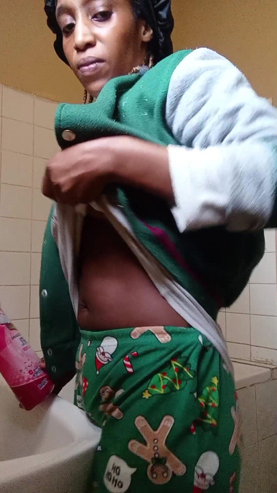 청소하는 동안 자지를 따먹는 하녀 | 클립 1