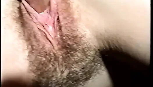 Geile MILF nimmt pulsierenden schwanz in einem geschäft tief in den hals