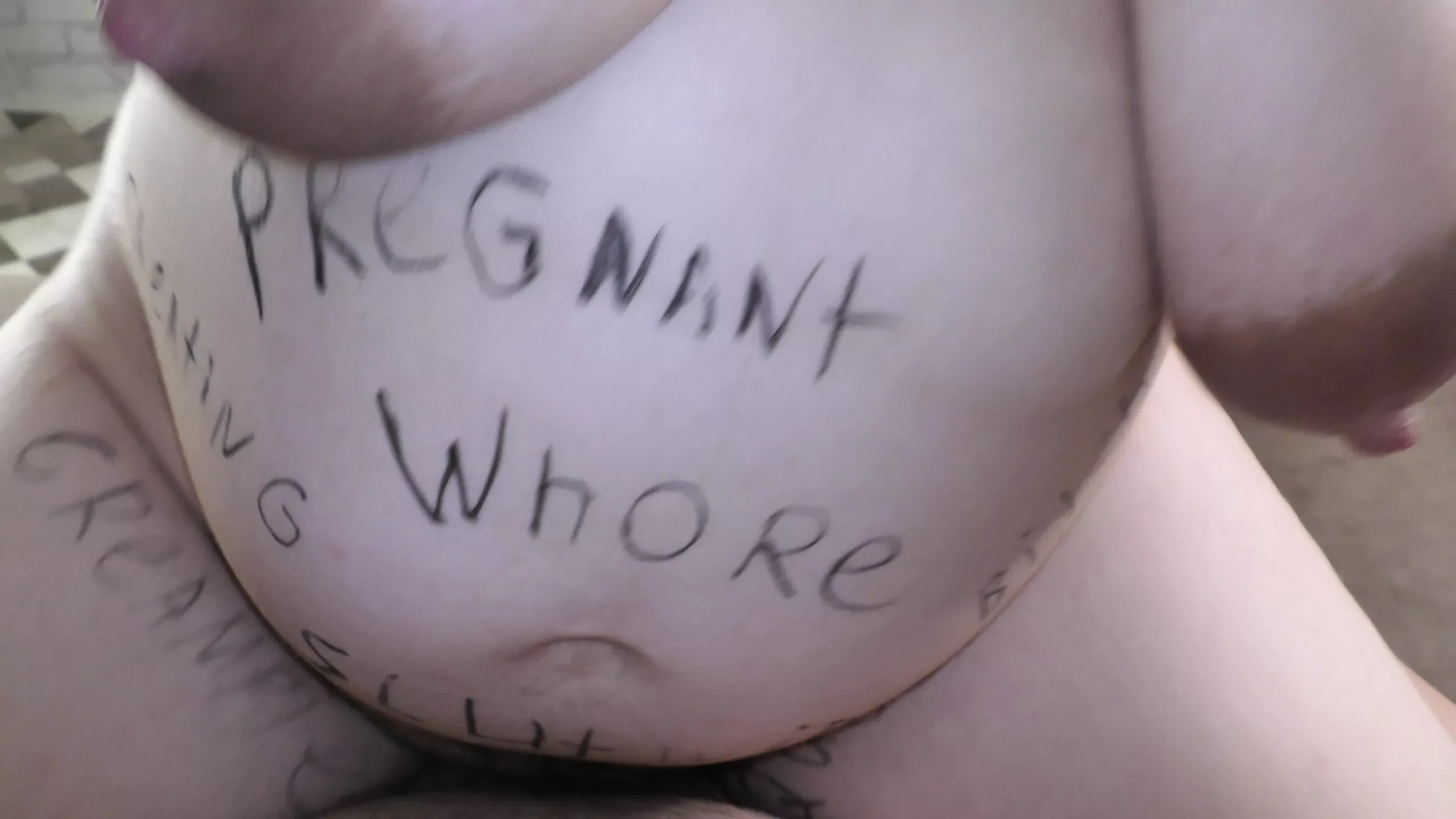Ciężarna bbw oszukuje mamuśkę mleczną Mari pokrytą brudnymi pismami na ciele dominuje jej mężulek rogacz, aż creampie!