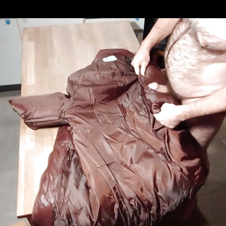 彼女のチェリーレッドのパファーコートの裏地が、長いセックスの後に私の精液を取る