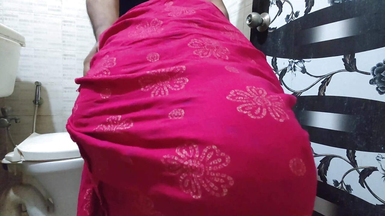Bhabhi Ko Bathroom Me Jakar Toilet Karte Samay Choda