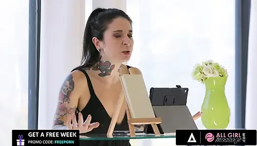 ALL GIRL MASSAGE - Liv Wild masaj sırasında kıyafetlerini kaybediyor ve sonra masözden lezbiyen yüze oturma alıyor