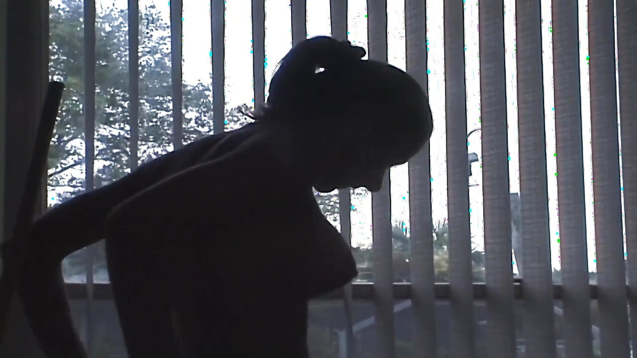 수영장에서 알몸으로 플레이하는 두 명의 쌓인 섹시녀