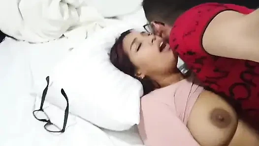 Брюнетка с большими натуральными сиськами трахается вкусно и без презерватива я нашел ее на свидании приложение