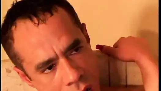 Sarışın genç şeker taze amını yalatıyor ve sonra tahrik olmuş şeker pop tarafından sikiliyor
