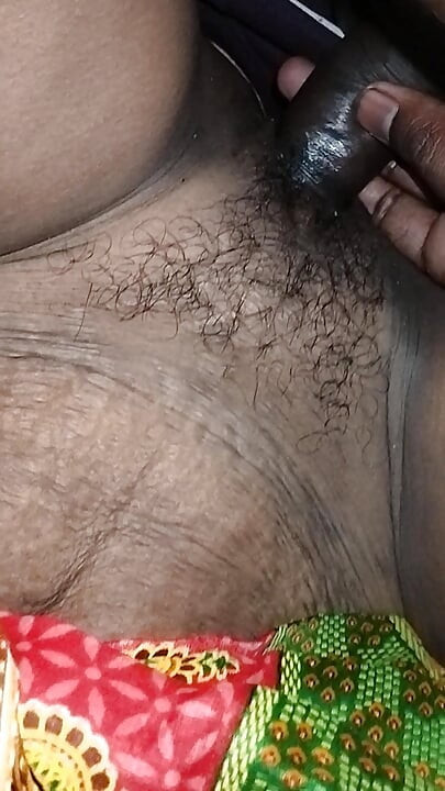 ホットなインド人メイドが上司をしゃぶり、ちょっとしたボーナスを狙っている
