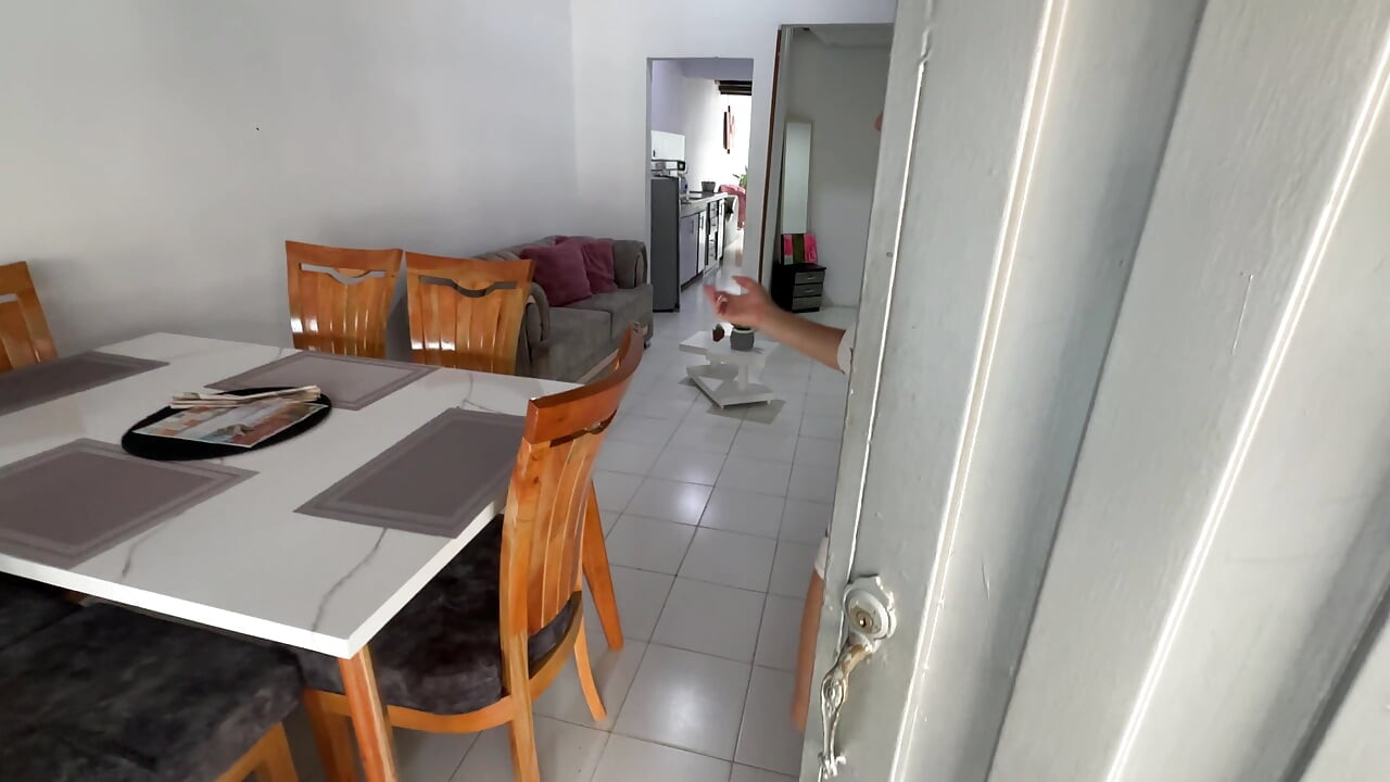 視点:自家製の隣人が激しくセックスされ、欲求不満の隣人の頭を抱き、結局膣に精液が溜まってしまう