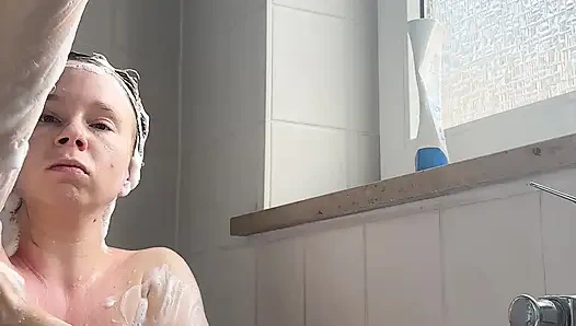 Kencing di bak mandi