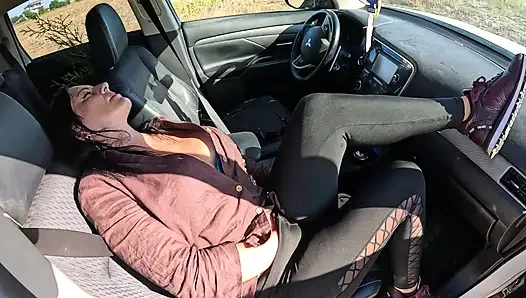 Cewek ini lagi asik masturbasi pakai legging ketat di dalam mobil, sepong kontol sampai dicrot di muka 305