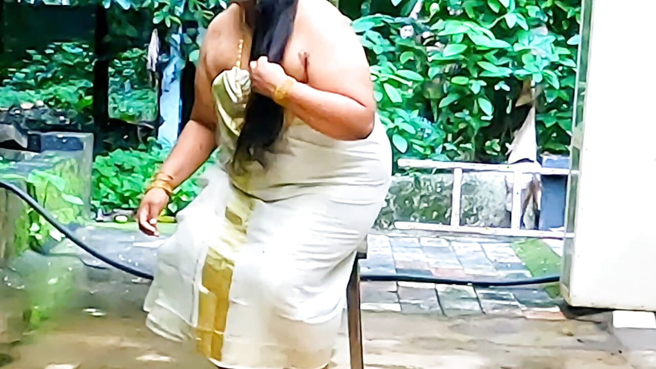 Unveiling in sexy body outdoor, Mallu MILF in traditional loincloth and bodice, showing her big ass and boobs