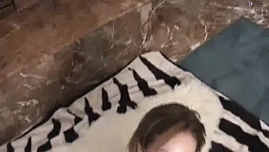 Genç kız deliklerini dolduruyor ve çok eğleniyor!