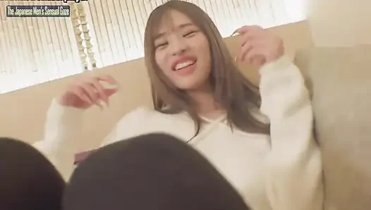 Cewek super sange ini pertama kali ngentot sama cewek super hot dengan wajah aduhainya!