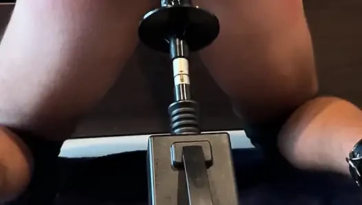 Oğlan deliği makine tarafından sikiliyor