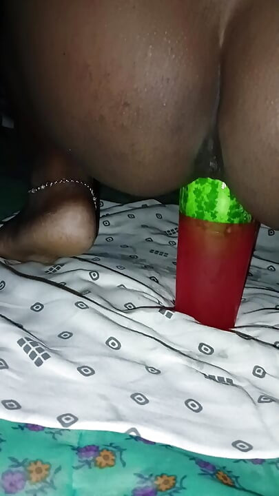 সেক্সি বৌদি বড় শসা নিয়ে