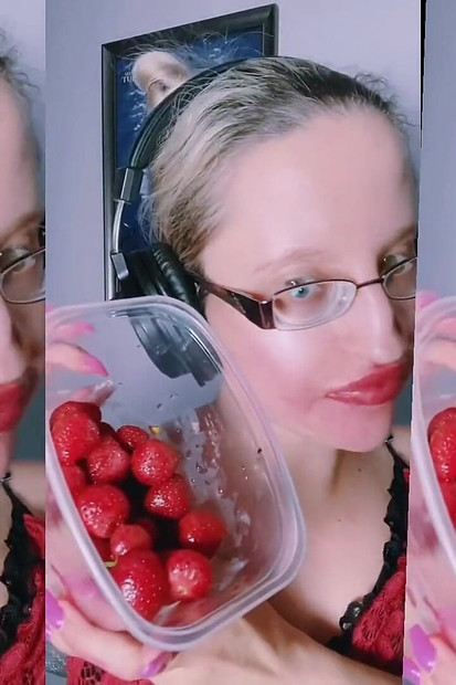 Asmr çilek yeme - asmr, göz gözlüğü, gianess, ruj, büyük dudaklar, mough, yemek, yüz fetişi, uzun tırnaklar