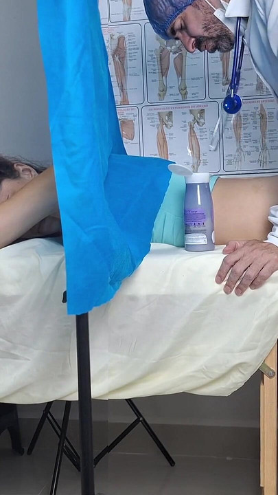 Rogacz zabiera żonę, aby zbadać tyłek u ginekologa