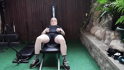 Üvey annenin antrenmanlarını izlemek sekse dönüşüyor