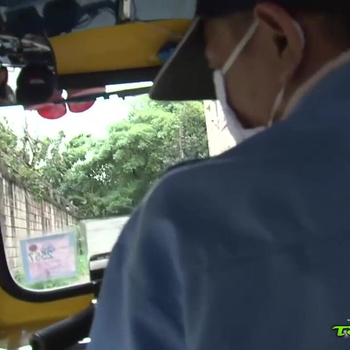 Tıraşlı amcık Taylandlı tatlı kız çekiçle yarakla sikiliyor