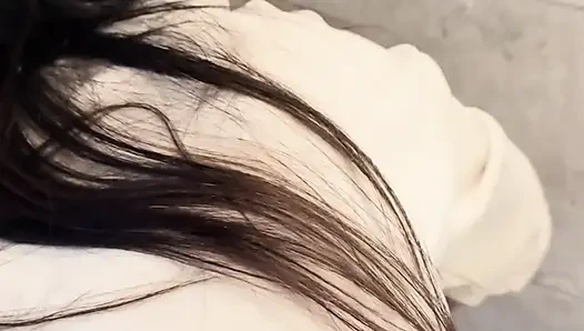 Cewek sange ini lagi bersih-bersih lantai kamar mandi sambil pakai hoodie seksi sambil berlutut
