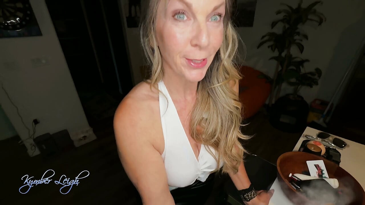 Une PAWG MILF mature infidèle prend la grosse bite d’un jeune employé