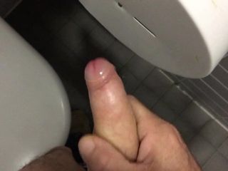 Masturbarse y correrse en baño público