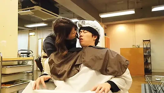 Salon Tempat Kontak Mata Tidak Pernah Berhenti