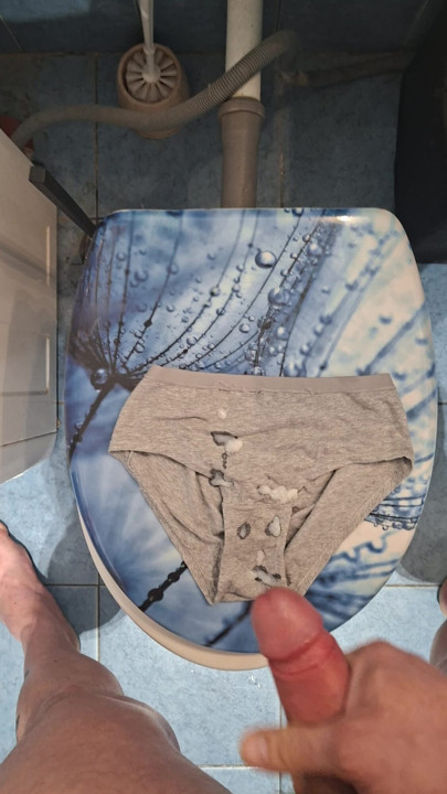 Eu esguicho na calcinha da minha enteada