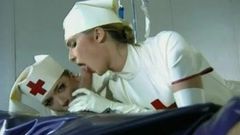 Zoe young y sabrina jade - enfermeras de látex anal