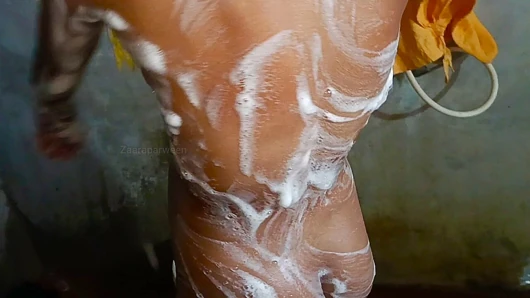 Nabiya bhabhi bugil lagi mandi bareng pacarnya di kamar mandi