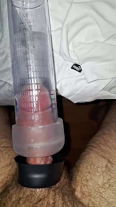 Penis pompasıyla oynuyor 1