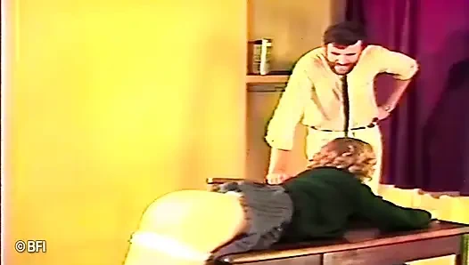 Бедной юной красотке шлепают задницу в классе