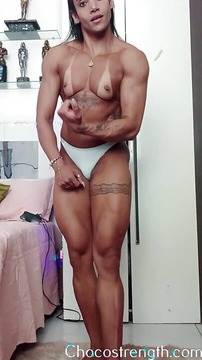 Une MILF noire travaille ses poses