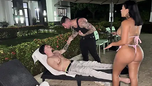 Saya menangkap pacar cantik saya Mariana Matrix dengan sahabat saya dan kami akhirnya menidurinya berdua pada saat yang sama