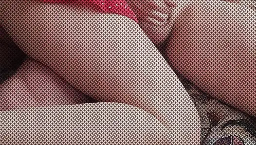 Ihr arsch nimmt abwechselnd zwei schwänze