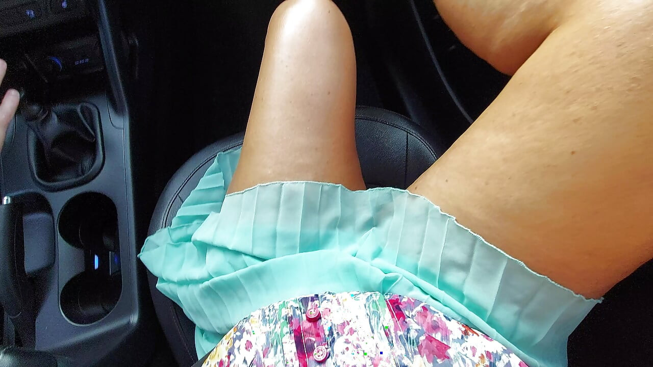 En attraktiv och elegant MILF med sexiga ben i höga klackar och en kort kjol, i en taxi, på morgonen