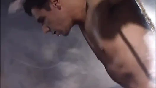 İki güzel lezbiyen sahibe azgın bir kölenin önünde amlarını yalıyor ve mastürbasyon yapıyor