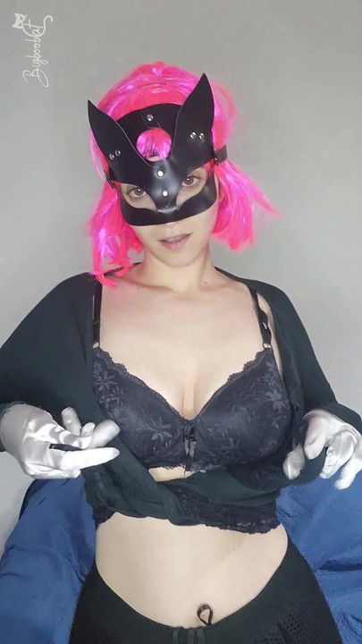 Ouça meus gemidos enquanto me masturbo com minha máscara de gatinha e peitos