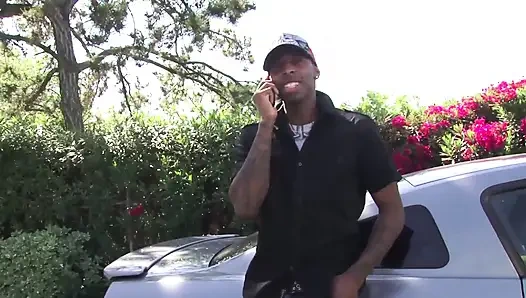 Черная шлюшка наслаждается большим черным членом