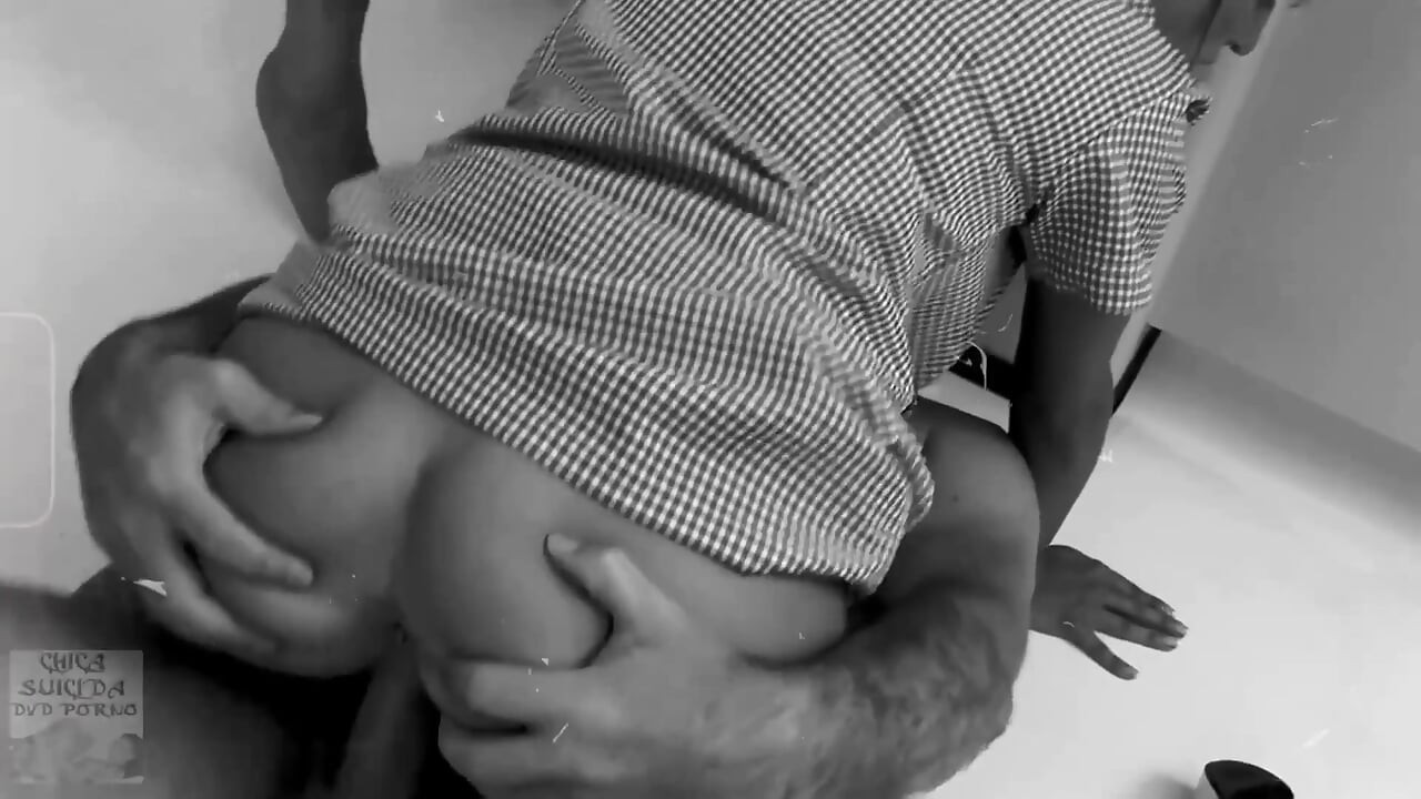 胸の大きいブロンド女性がセックスショップで幸運な客二人とセックス