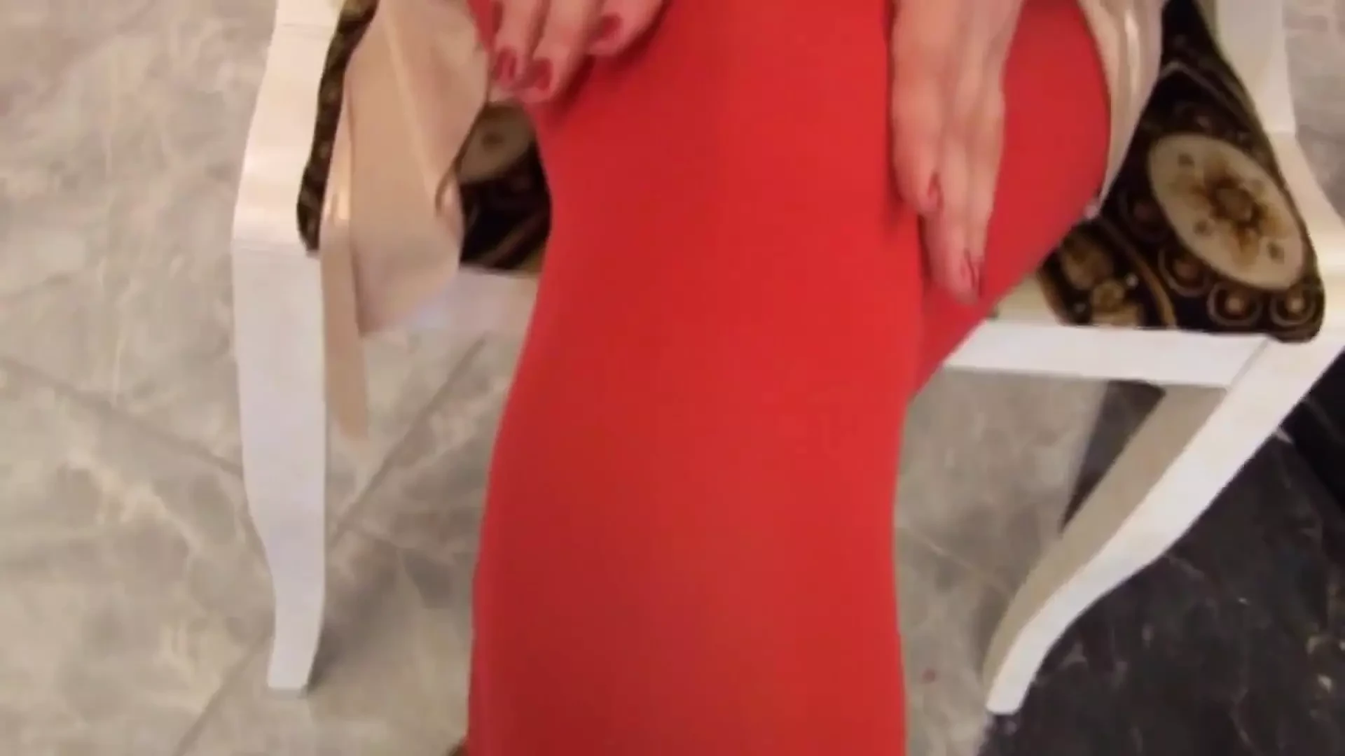 Awek blonde yang luar biasa dalam pantyhose menggembirakan zakar besar dengan kakinya