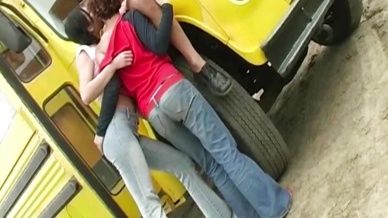 Μελαχρινή και κοκκινομάλλα μοιράζονται πούτσο σε κίτρινο φορτηγό